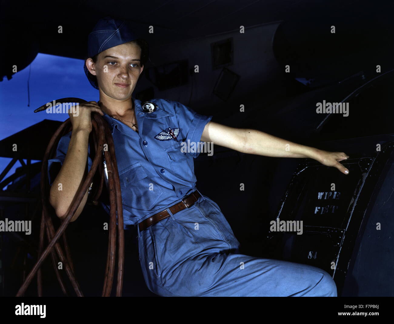 Avec la détermination d'une femme, Lorena Craig reprend un homme taille-travail, Corpus Christi, Texas. Avant de venir travailler à la Naval Air base elle était une fille du grand magasin. Maintenant elle est un cowler en vertu de la fonction publique. Hollem Howard R photographe, photographe. Banque D'Images