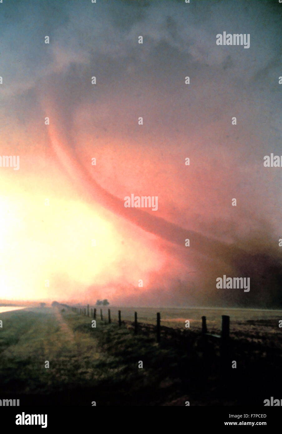 Tornade en Oklahoma, près de la fin de son cycle de vie;photo prise lors de l''Sound Chase." pour enregistrer des sons émis par les tornades. Banque D'Images