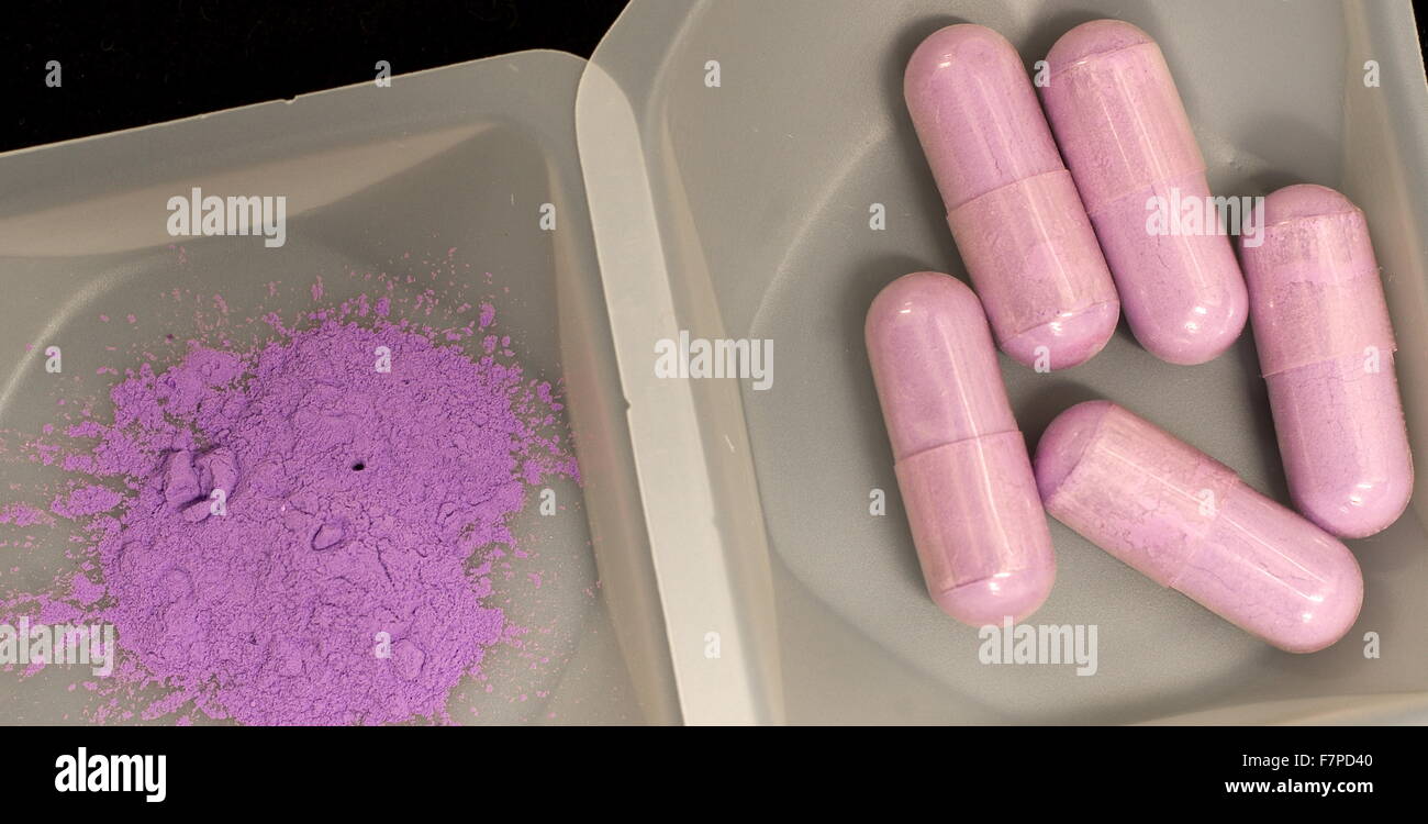 Le LSD en poudre et sous forme de capsules. Le diéthylamide de l'acide lysergique ou d'acide, une drogue psychédélique de la famille ergoline, bien connu pour son effet psychologique Banque D'Images