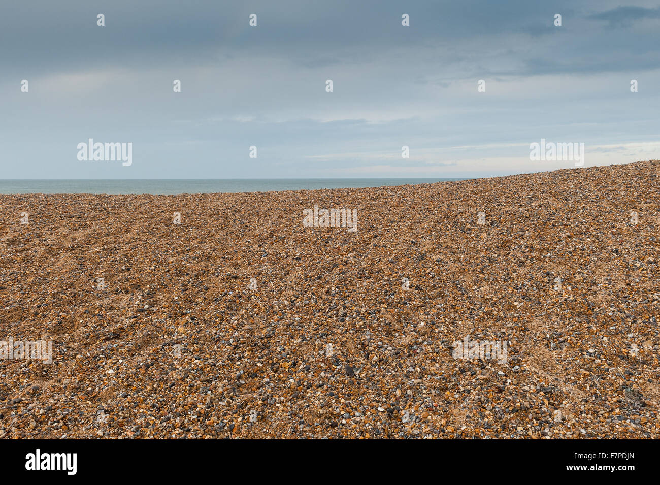 Galets sur une plage de Norfolk avec la mer en arrière-plan sur une journée l'hiver. Banque D'Images