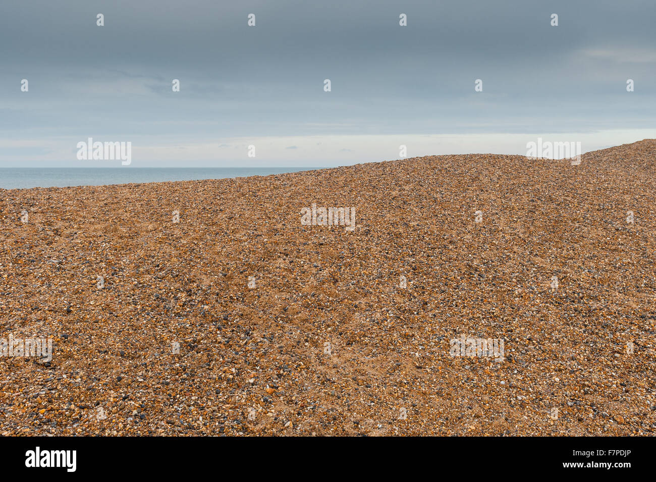 Galets sur une plage de Norfolk avec la mer en arrière-plan sur une journée l'hiver. Banque D'Images