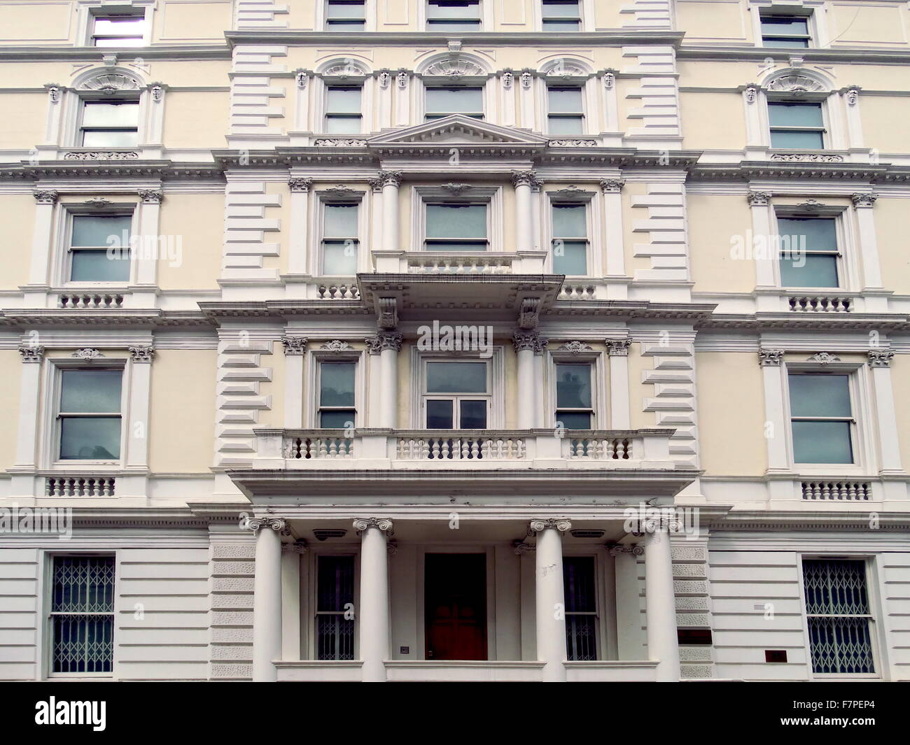 Maison du 19ème siècle dans le centre de Londres montrant les influences néo-classiques, y compris les colonnes et balustrates. Datée 1850 Banque D'Images