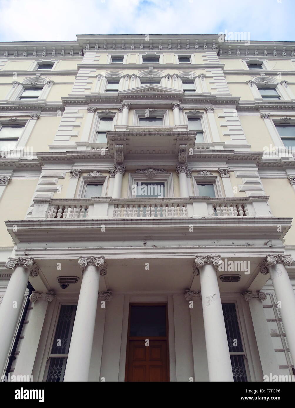 Maison du 19ème siècle dans le centre de Londres montrant des influences néo-classique y compris coloumns et balustrates. Datée 1850 Banque D'Images