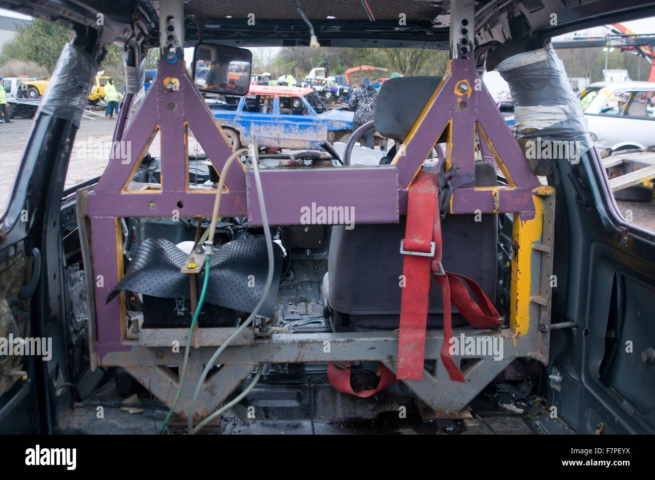 Roll Cage cage cages rollcages H cadre dans un Banger racing voiture voitures Derby de démolition stock destruction derbys courses course mot Banque D'Images