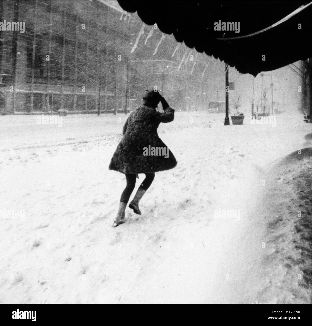 Photographie d'une femme marche dans 16 cm de neige dans la région de Manhattan. Daté 1969 Banque D'Images