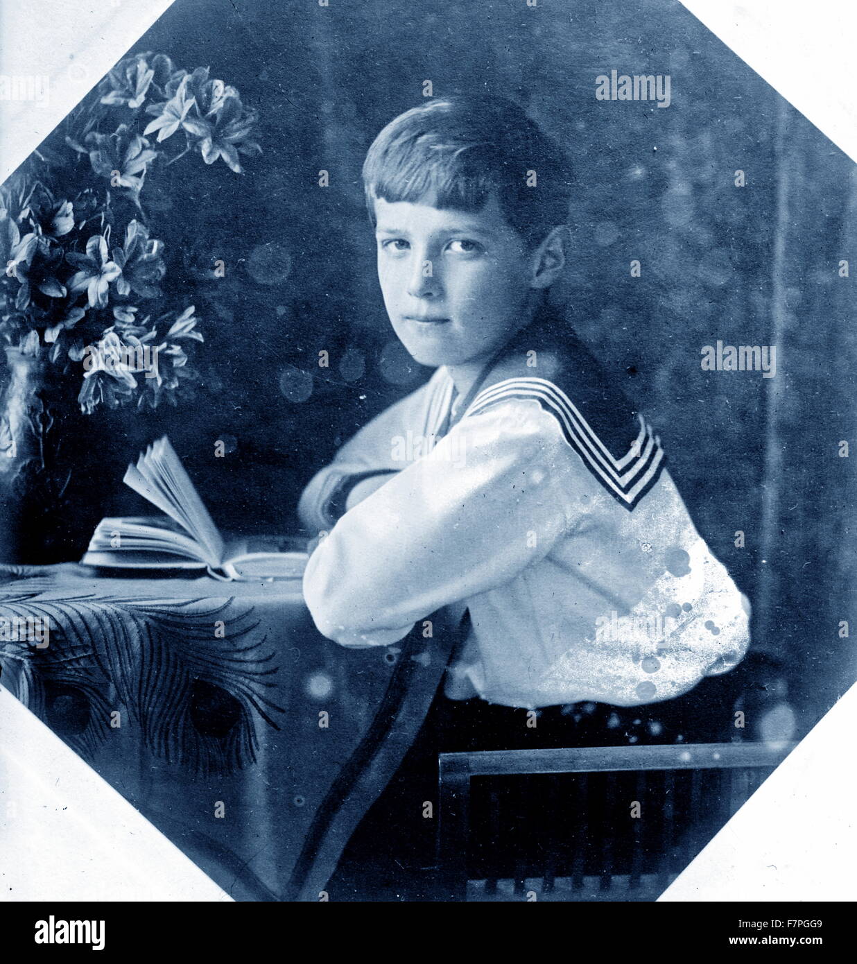 Photographie de Tsarevich Alexei Romanov (1904-1918), héritier au trône de l'Empire russe. Il était le plus jeune enfant et seul fils de l'Empereur Nicolas II et l'impératrice Alexandra Feodorovna. Datée 1910 Banque D'Images