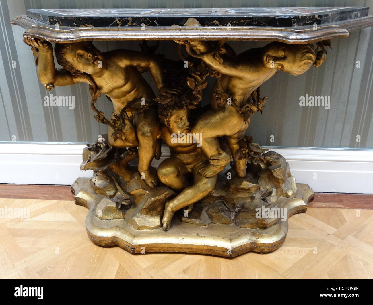 Doré et sculpté Table Console en pin d'Italie. En date du 18e siècle Banque D'Images