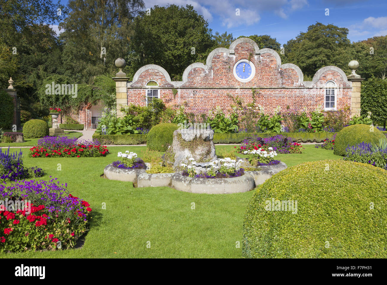 Le parterre de l'époque Victorienne Jardin à Erddig, Wrexham, Wales, en septembre. L'horloge sur le mur pignon cusped Stansty a été apporté de Park et ajouté à la paroi dans environ 1912. Banque D'Images