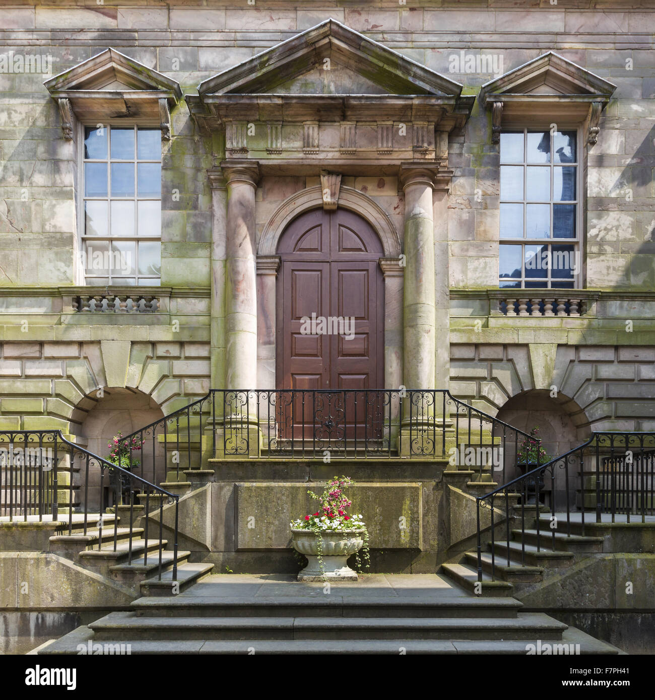 La Cour de Palladio à Lyme Park, Maison et jardin, Cheshire. La Cour a été conçu par l'architecte italien Giacomo Leoni et construit entre 1727 et 1734, avec pavage en damier ajouté au début C20e. Banque D'Images