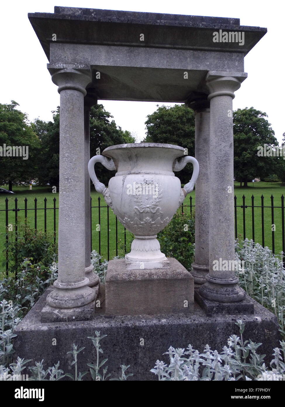 Alexandra Park ouvert comme un mémorial du couronnement en. 1902. Le monument à l'Impératrice Joséphine, 1805 re-situé à Alexandra Park à Bath, en Angleterre. Le parc a été ouvert en 1902 pour commémorer le couronnement d'Édouard VII, et nommé en l'honneur de la reine Alexandra Banque D'Images