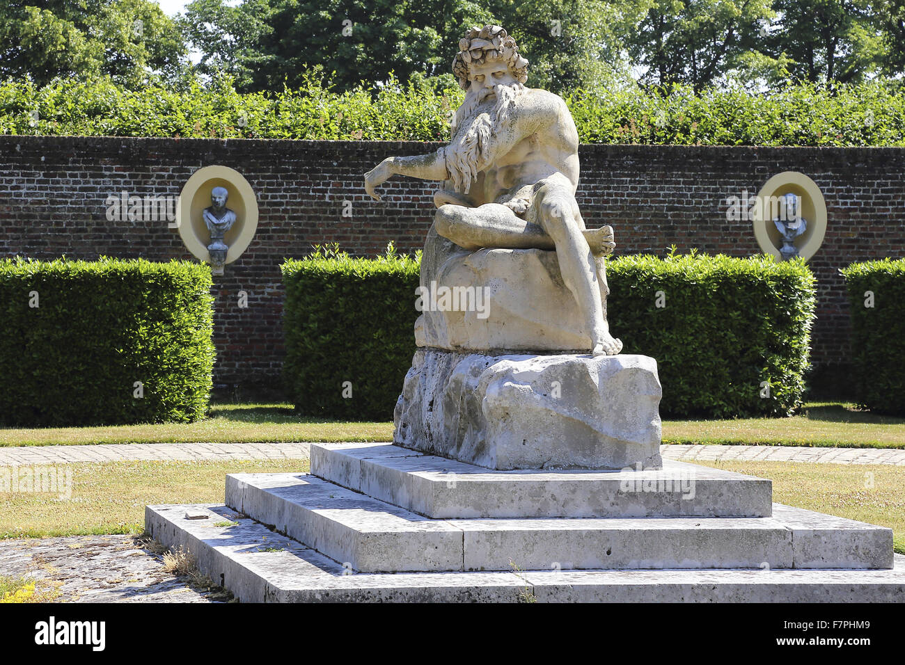 Statue d'un dieu fleuve, Sculpté en pierre de Coade, dans le Nord avant-cour à Ham House, Surrey. La sculpture a été moulé à partir d'un modèle par John Bacon l'ancien (1740-1799). Banque D'Images