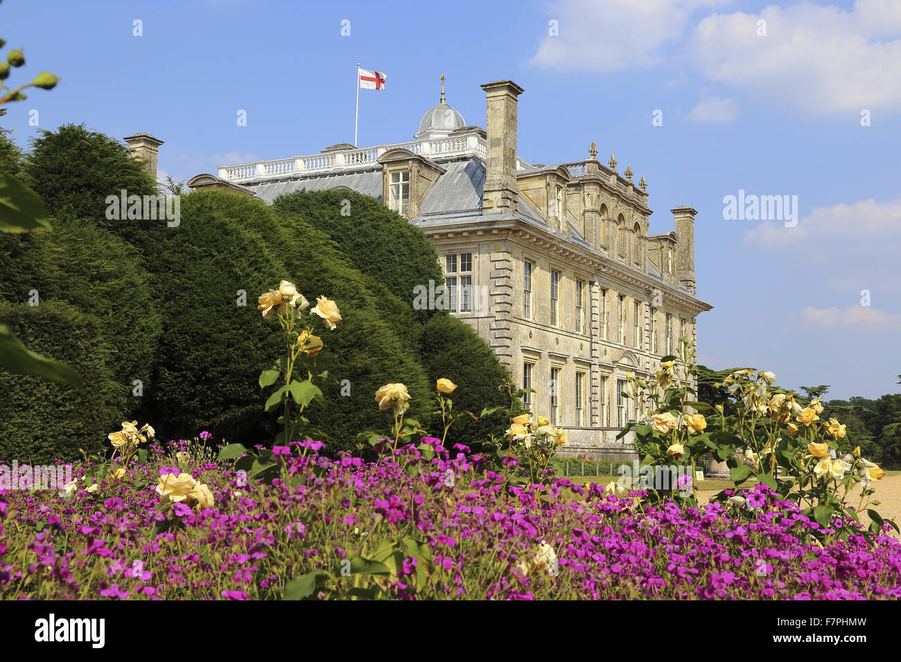 Vue de la façade sud de Kingston Lacy, Dorset, avec des fleurs d'été vu fleurir dans l'avant-plan. Banque D'Images