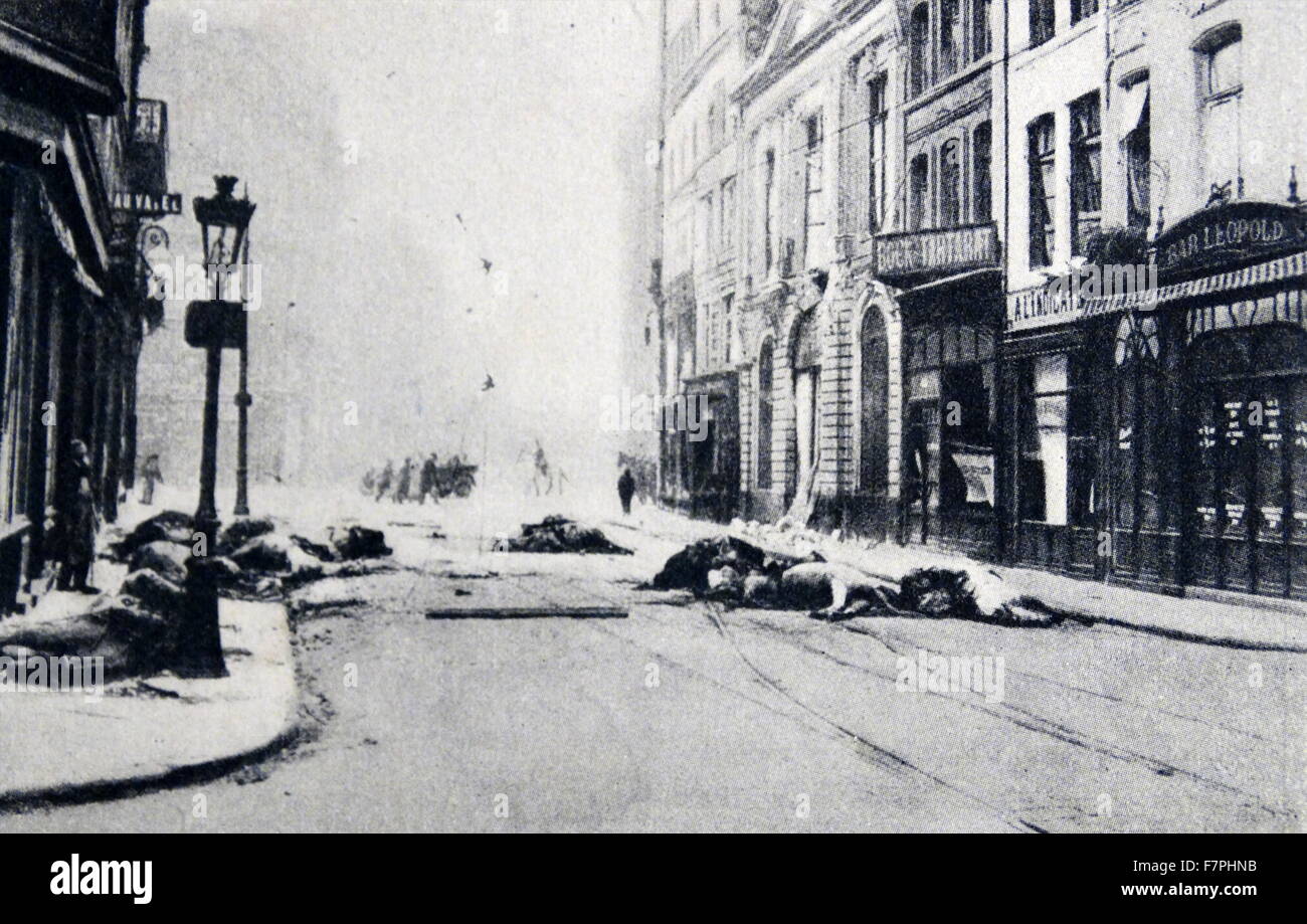 Des chevaux morts tués par l'attaque allemande sur Lille, en France, 1914 Pendant la première guerre mondiale. Banque D'Images