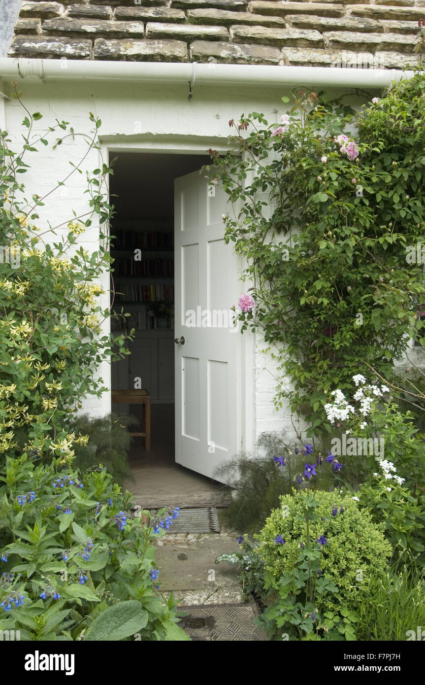L'entrée du jardin de la chambre de Virginia Woolf à Monk's House, East Sussex. Monk's House était l'écrivain Virginia Woolf's country home et retraite. Banque D'Images