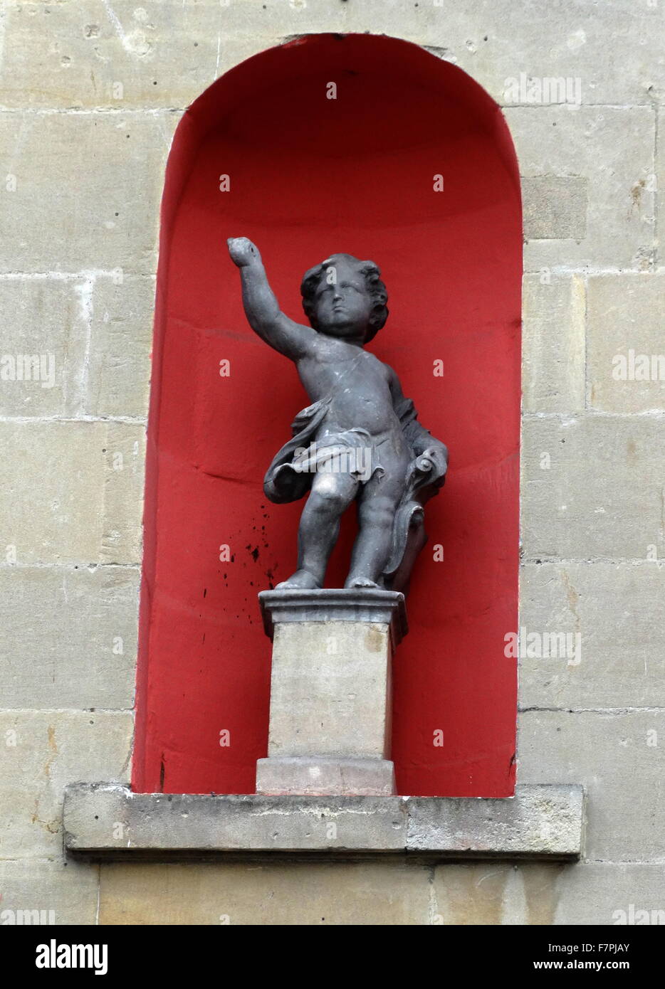 Statue d'un garçon situé dans une niche . 18e siècle. Bath, Somerset, Angleterre Banque D'Images