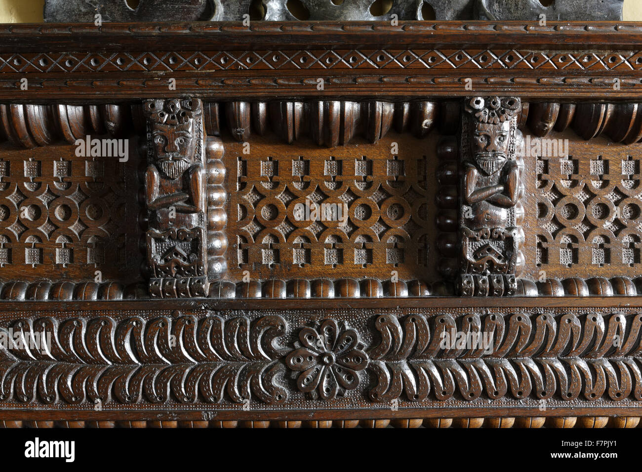 Détail de l'incendie sculpté le surround dans la chambre de l'état à Townend, Cumbria Banque D'Images