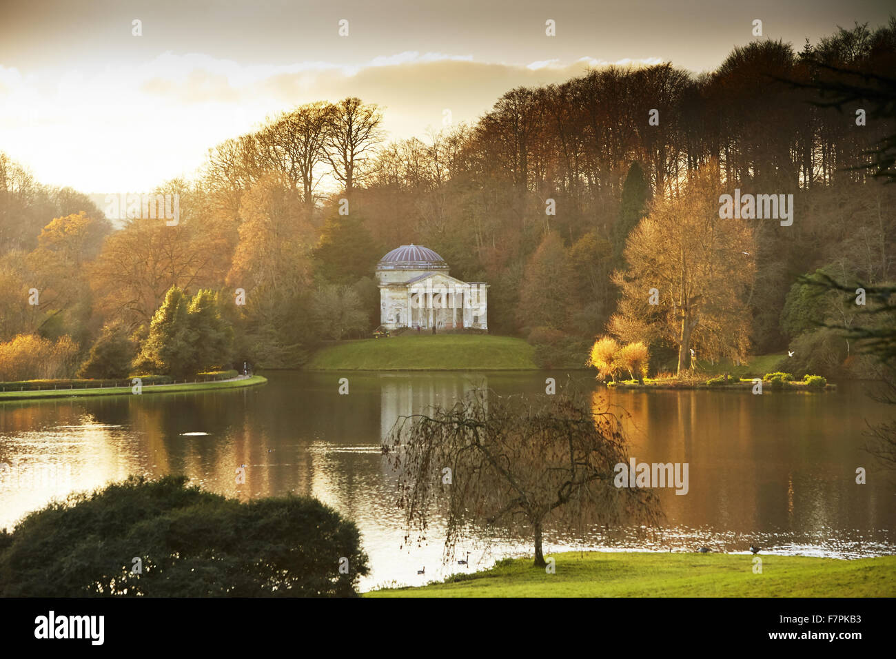 Le Panthéon vu de l'autre côté du lac en hiver à Stourhead, Wiltshire. Quand il a ouvert ses portes en 1740 Stourhead a été décrit comme "une œuvre d'art vivante'. Banque D'Images