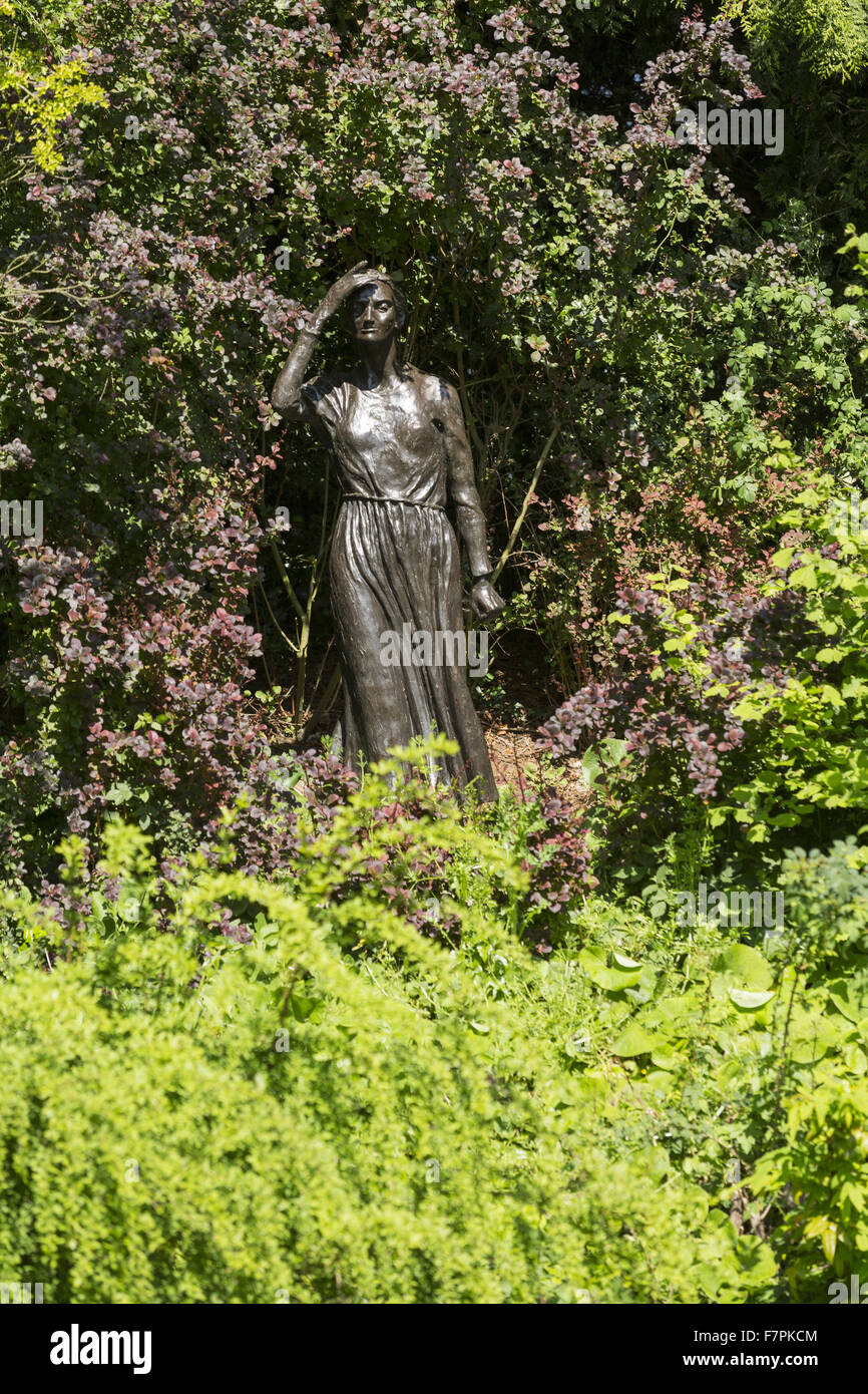 La statue de St Joan dans le jardin de Shaw's Corner. Banque D'Images