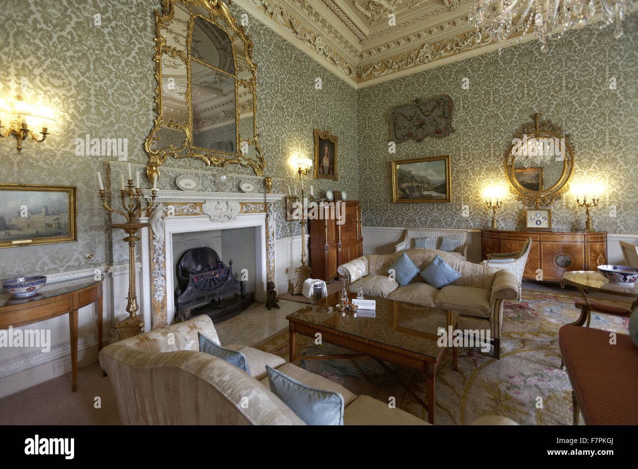 Un salon à Hartwell House, dans le Buckinghamshire. Hartwell House fait partie de la maison historique Hotels Group. Banque D'Images