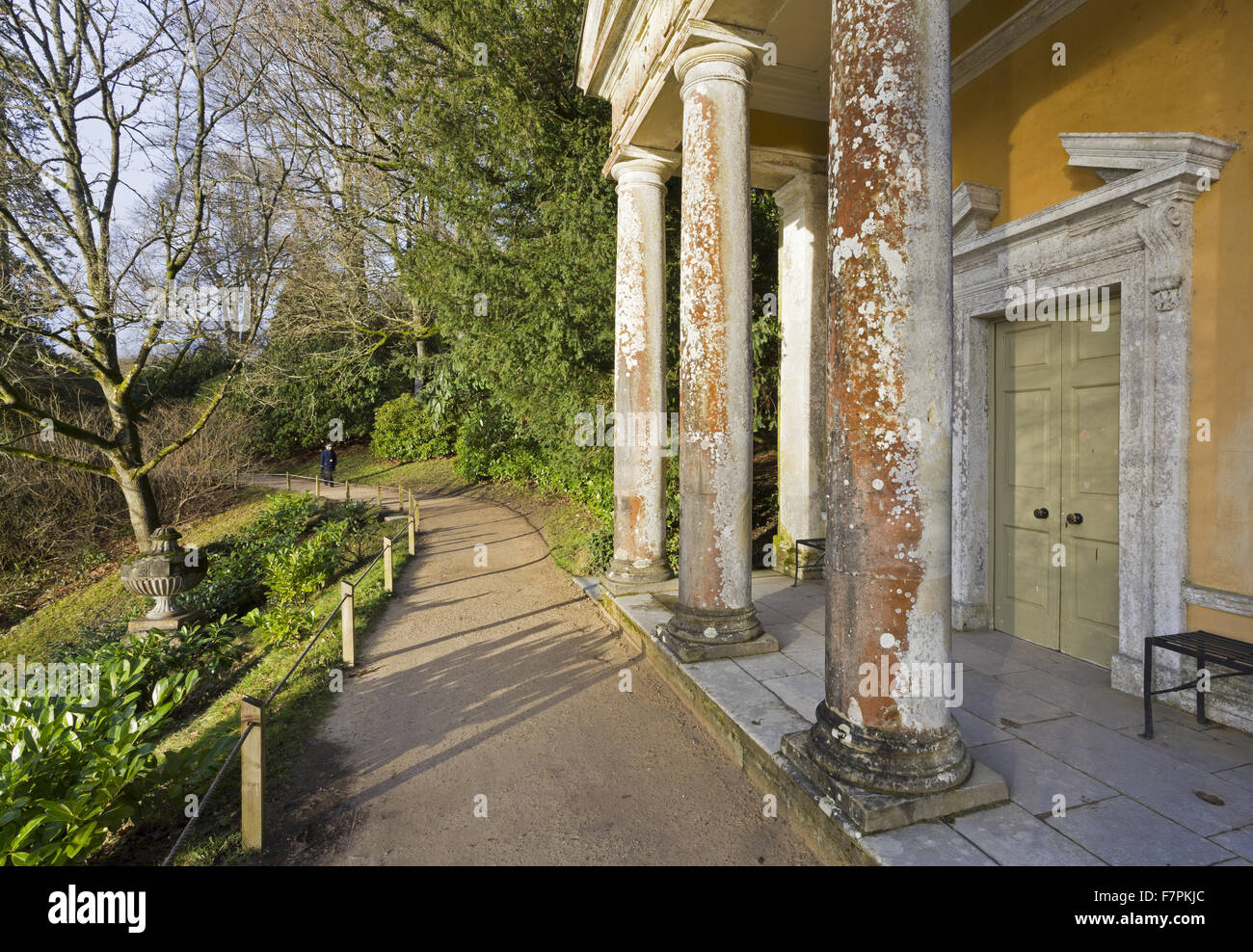 La façade du temple de la flore baignée de lumière du soir à Stourhead, Wiltshire. Inspiré par un temple dans le célèbre jardin créé par l'écrivain romain Pline, c'était le premier bâtiment à être érigé le jardin par Henry Hoare II à Stourhead. Il a été construit je Banque D'Images