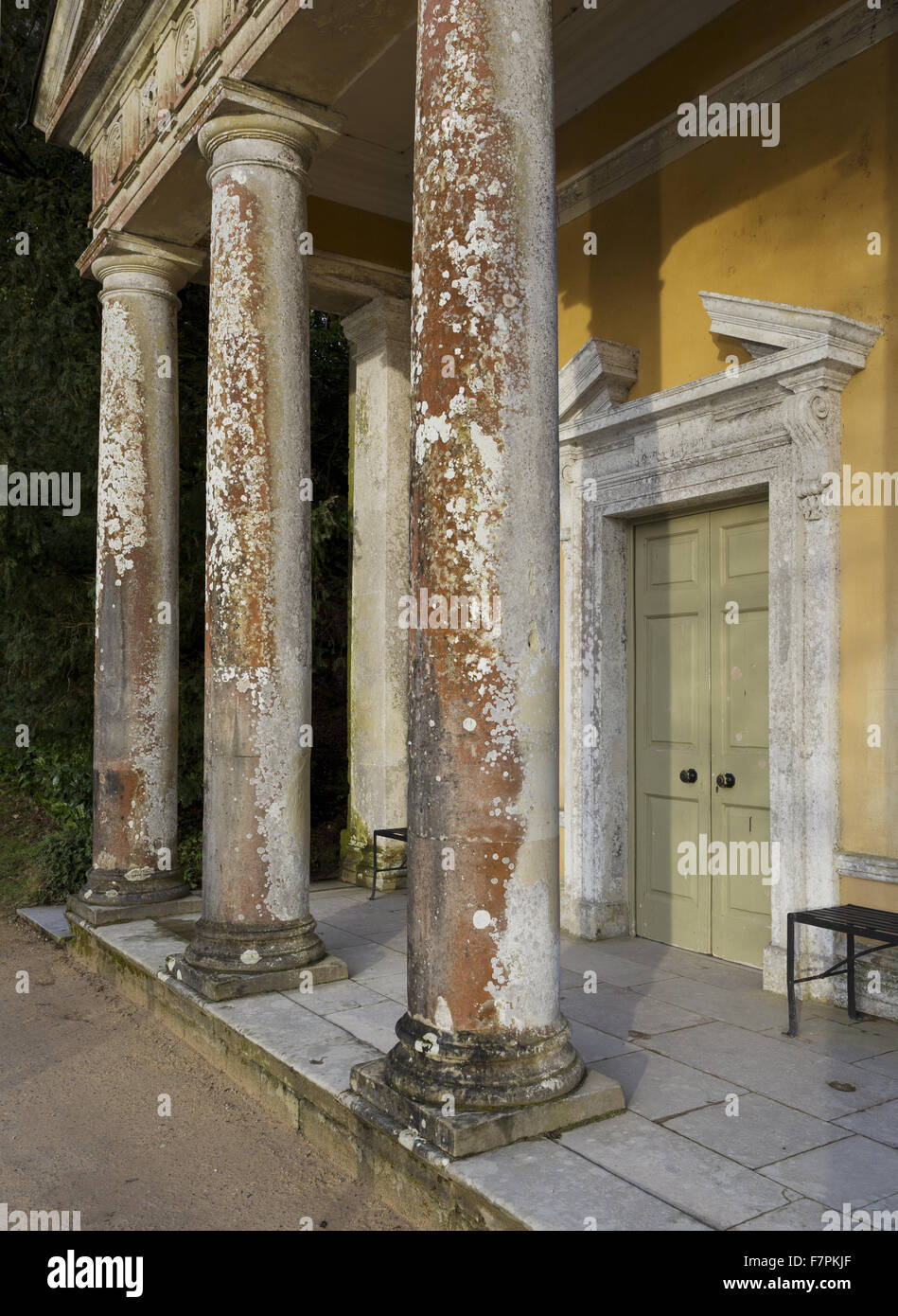 La façade du temple de la flore baignée de lumière du soir à Stourhead, Wiltshire. Inspiré par un temple dans le célèbre jardin créé par l'écrivain romain Pline, c'était le premier bâtiment à être érigé le jardin par Henry Hoare II à Stourhead. Il a été construit je Banque D'Images