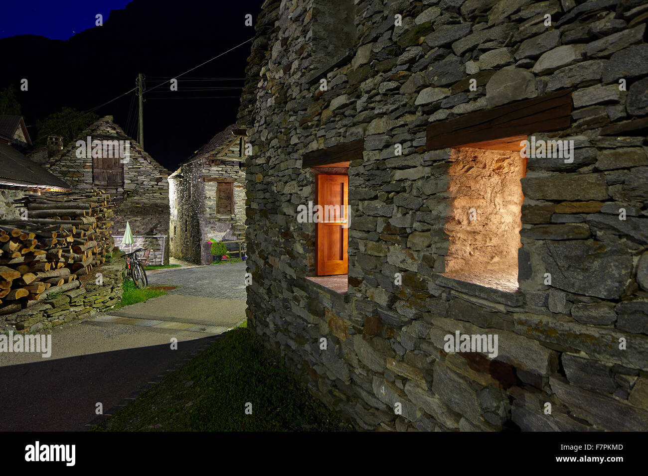 Nuit dans un village rural de la vallée de la Verzasca Sonogno Banque D'Images