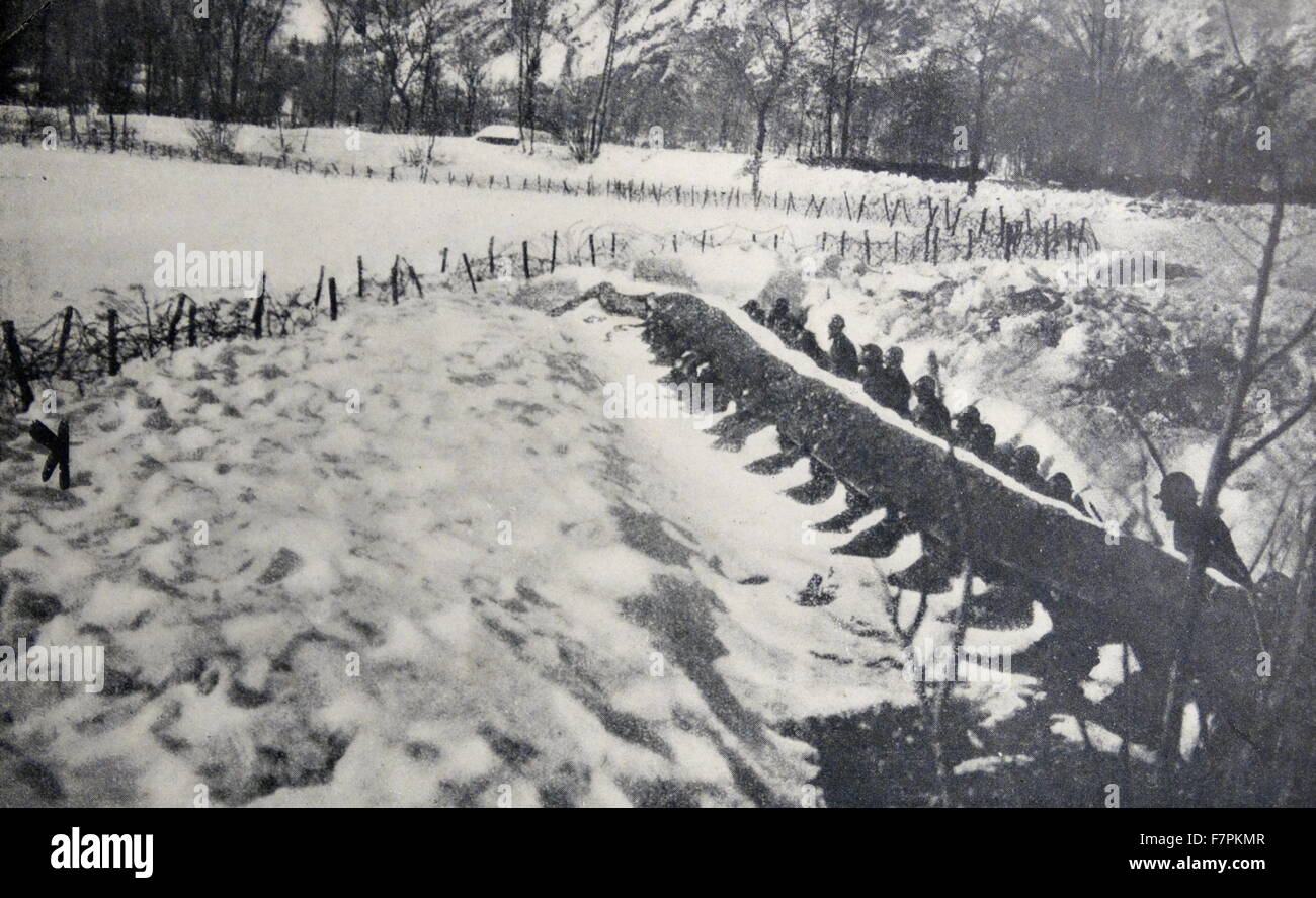 Des soldats italiens de la première guerre mondiale, la construction d'une tranchée d'hiver sur la frontière 1914 Autriche-italie Banque D'Images