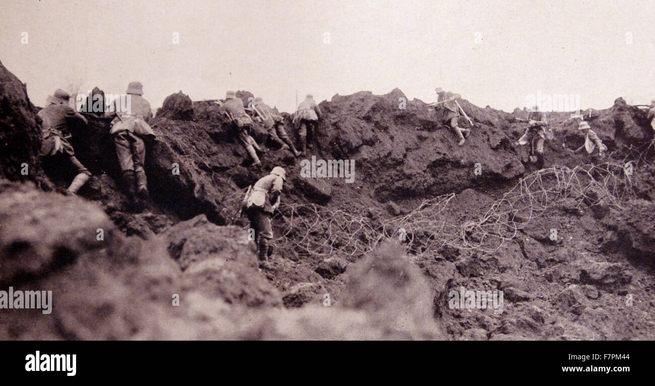 La Première Guerre mondiale, l'infanterie allemande avance dans une tranchée sous les tirs alliés. 1915 Banque D'Images