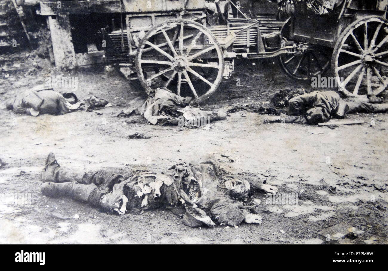 Photographie d'un soldat gisant mort sur le sol après une explosion. Datée 1914 Banque D'Images