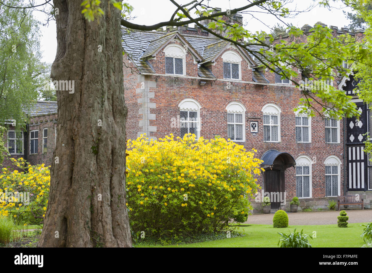 Les jardins au printemps à Rufford Old Hall, Lancashire. Rufford Old Hall est de plus de 500 ans, et les jardins sont de style victorien. Banque D'Images