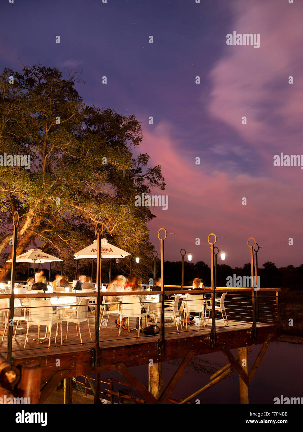L'Skukuza Rest Camp restaurant au coucher du soleil. Le Parc National Kruger, Afrique du Sud. Banque D'Images L'Skukuza Rest Camp restaurant au coucher du soleil. Le Parc National Kruger, Afrique du Sud. Banque D'Images