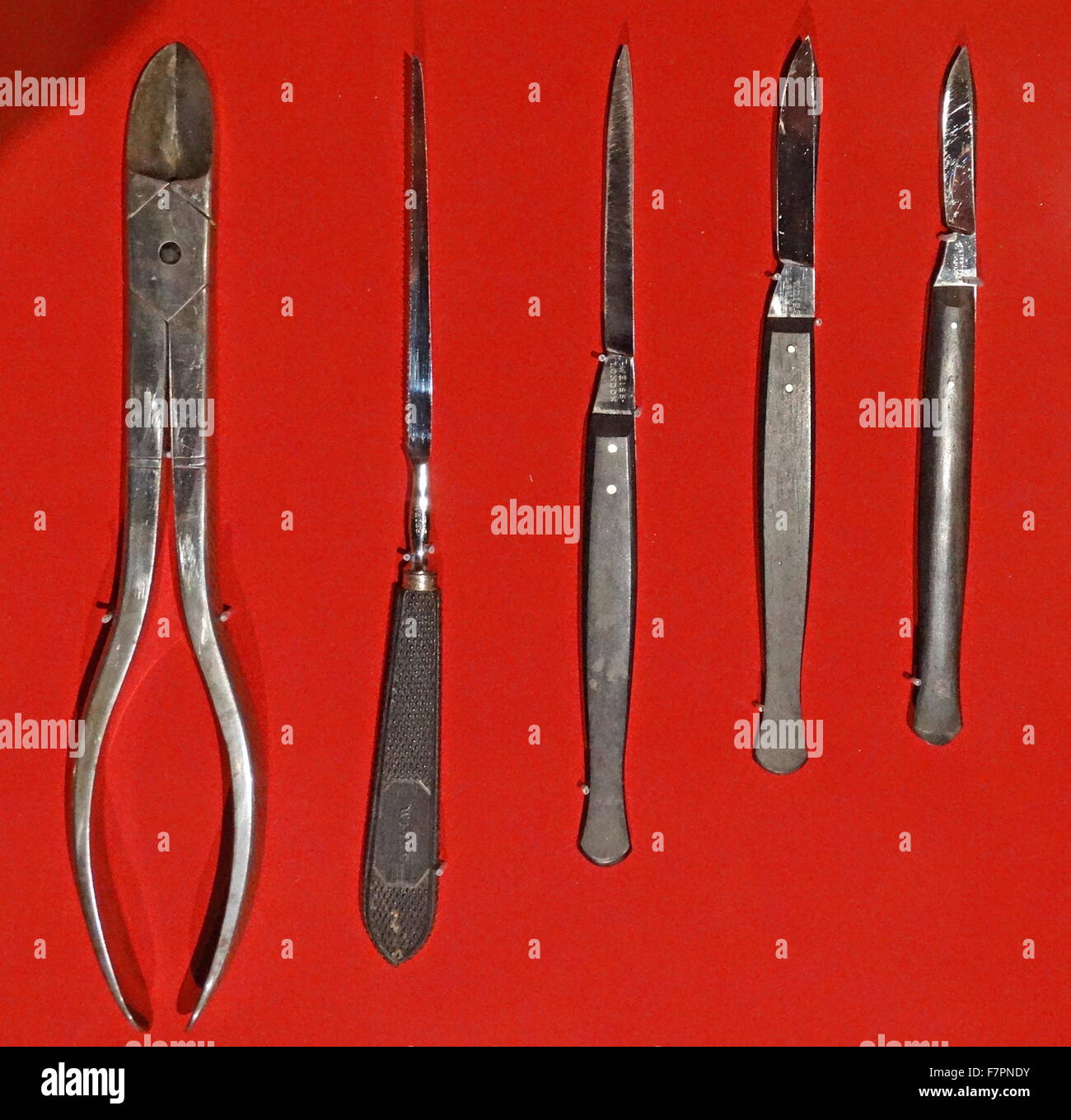 Sélection d'instruments chirurgicaux, y compris l'amputation d'un doigt, de scalpels et d'os a vu des pinces, d'Angleterre, 1822-1870. Banque D'Images