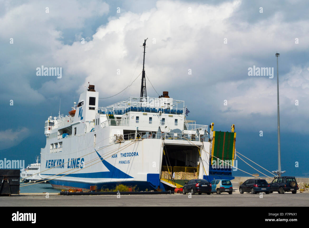 Ferry, tis Kerkyras Limani, port, ville de Corfou, l'île de Corfou, îles Ioniennes, Grèce Banque D'Images