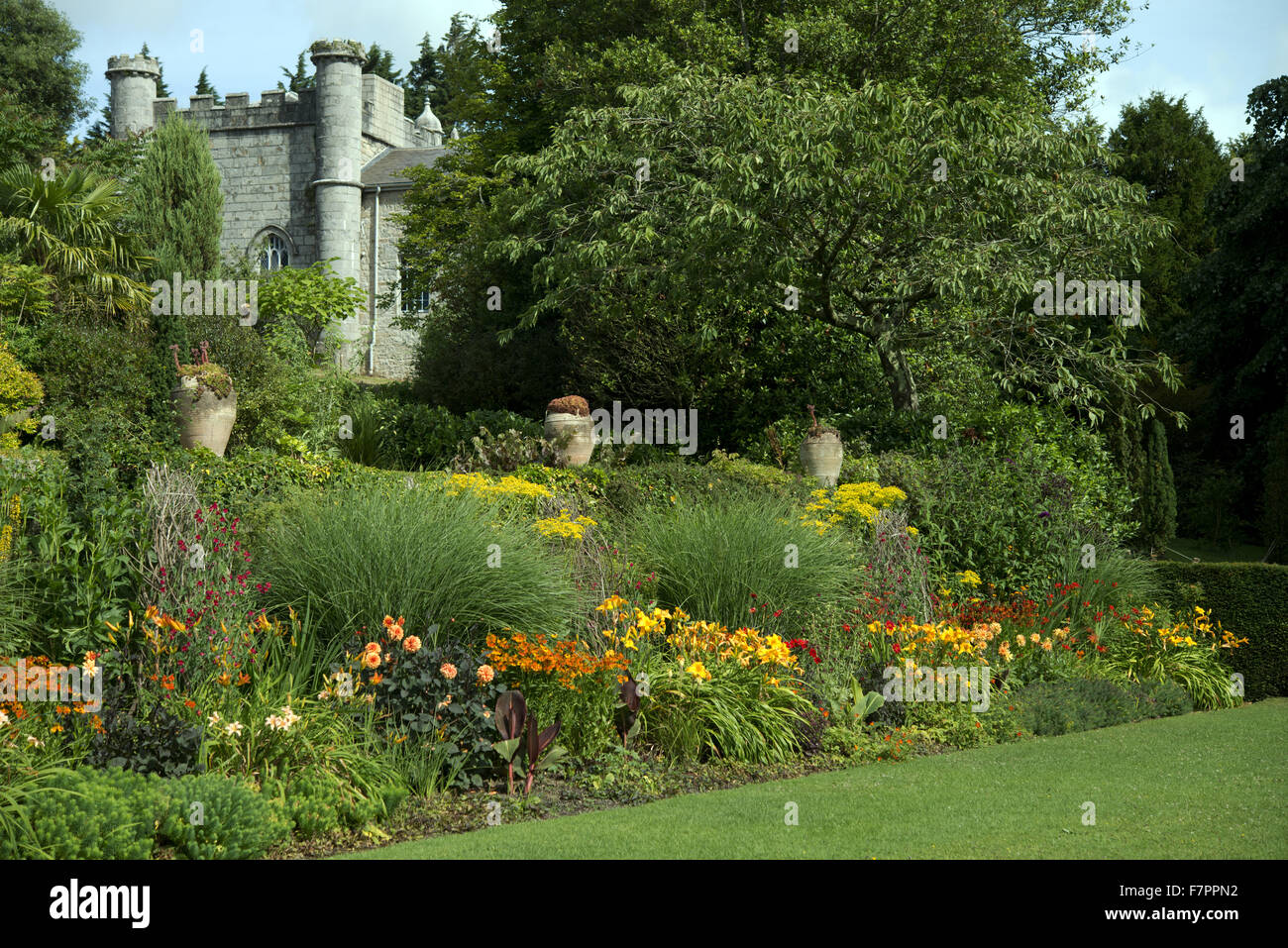 La maison vue du jardin de Plas Newydd Country House and Gardens, Anglesey, Pays de Galles. Ce beau manoir du xviiie siècle se trouve sur les rives du détroit de Menai l, avec des vues à couper le souffle de Snowdonia. Banque D'Images