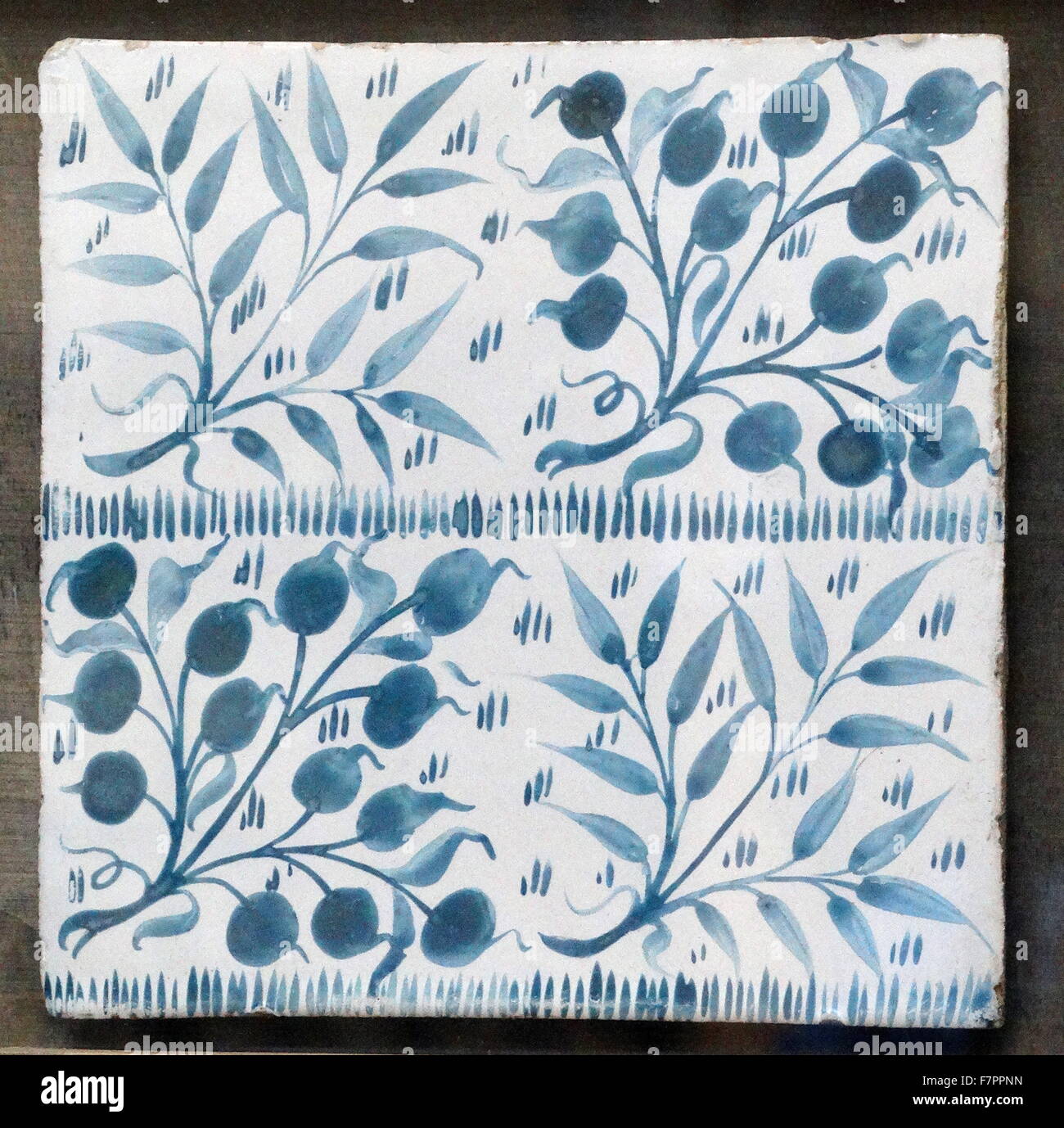 Tin-faïence peints avec overglazed bleu. Conçu par William Morris et faite par Morris et compagnie. Datée 1880 Banque D'Images