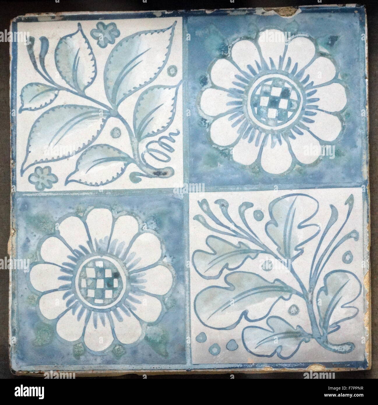 Tin-faïence peints avec overglazed bleu. Conçu par William Morris et faite par Morris et compagnie. Datée 1880 Banque D'Images