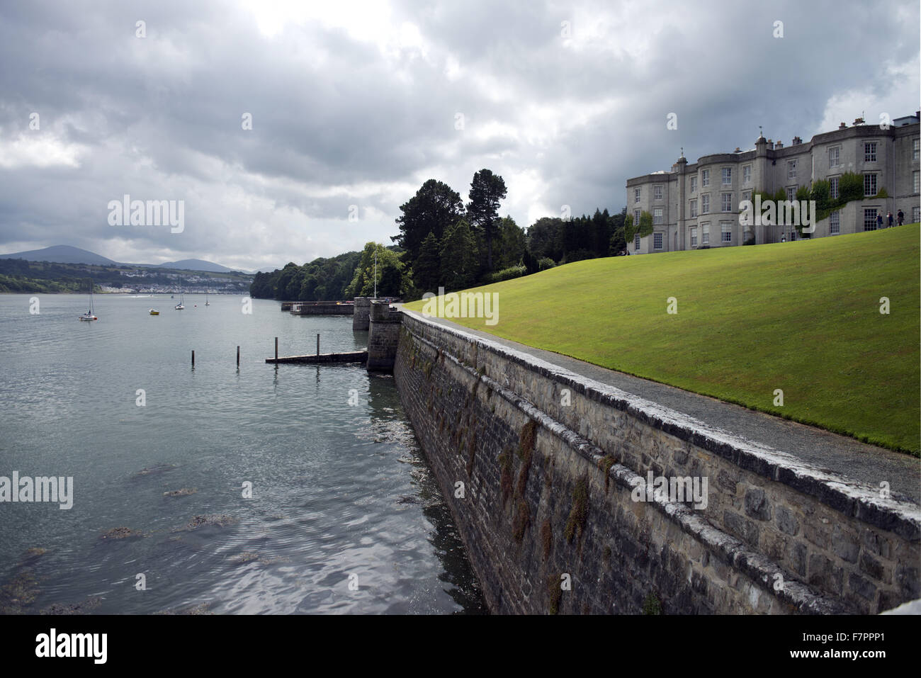 Vue sur le détroit de Menai adjacent à Plas Newydd Country House and Gardens, Anglesey, Pays de Galles. Ce beau manoir du xviiie siècle se trouve sur les rives du détroit de Menai l, avec des vues à couper le souffle de Snowdonia. Banque D'Images