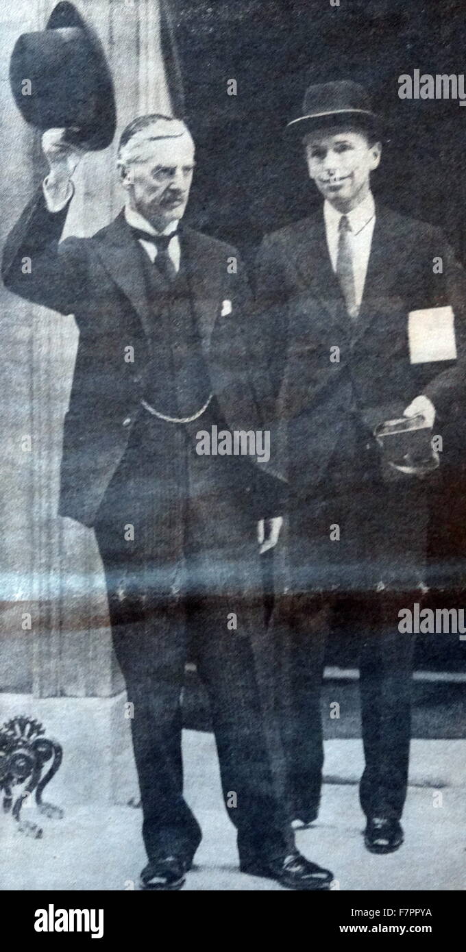 Neville Chamberlain, Premier ministre britannique en 1938 avec Alexander Douglas-Home, son aide parlementaire (plus tard, le premier ministre conservateur britannique) Banque D'Images