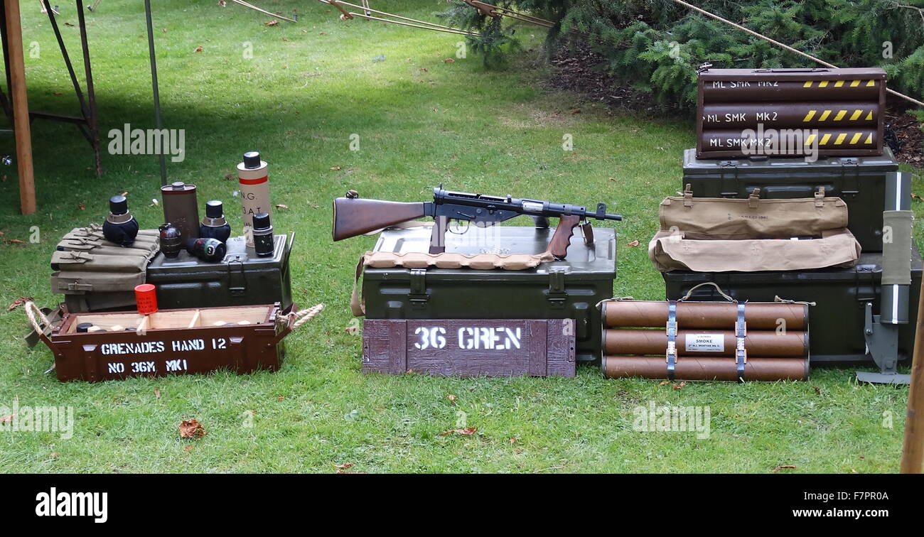 La seconde guerre mondiale armée britannique sous-machine gun avec plusieurs grenades et munitions Banque D'Images