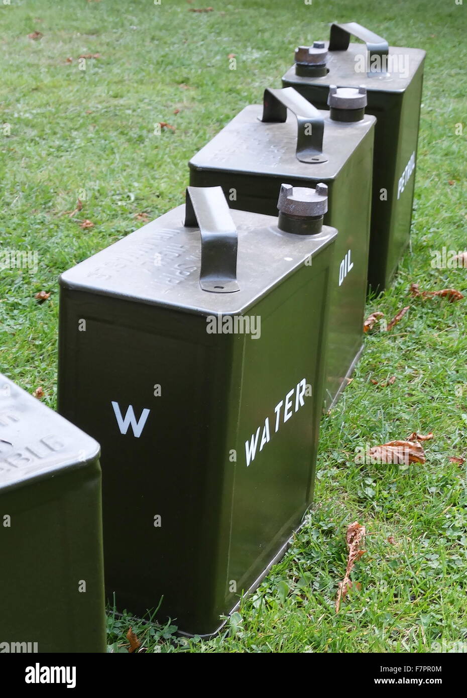 La Seconde Guerre mondiale de l'eau de l'armée britannique, les boîtes d'huile et d'essence Banque D'Images