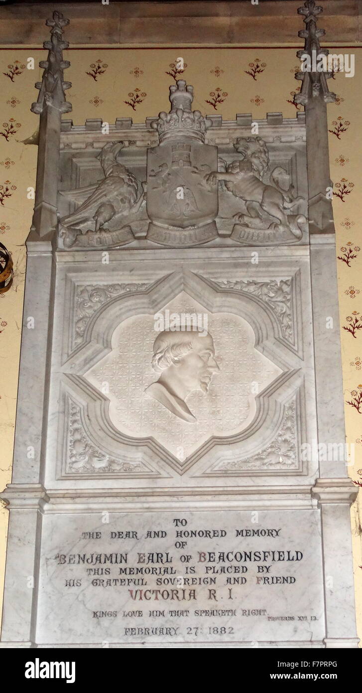 Plaque murale dédiée par la reine Victoria à Benjamin Disraeli, o à St Michel et tous les Anges, l'église anglicane à Hughenden, Buckinghamshire, Angleterre. Hughenden est étroitement associée à la proximité de Hughenden Manor et l'ancien Premier ministre britannique Benjamin Disraeli, qui est enterré dans le cimetière. Banque D'Images
