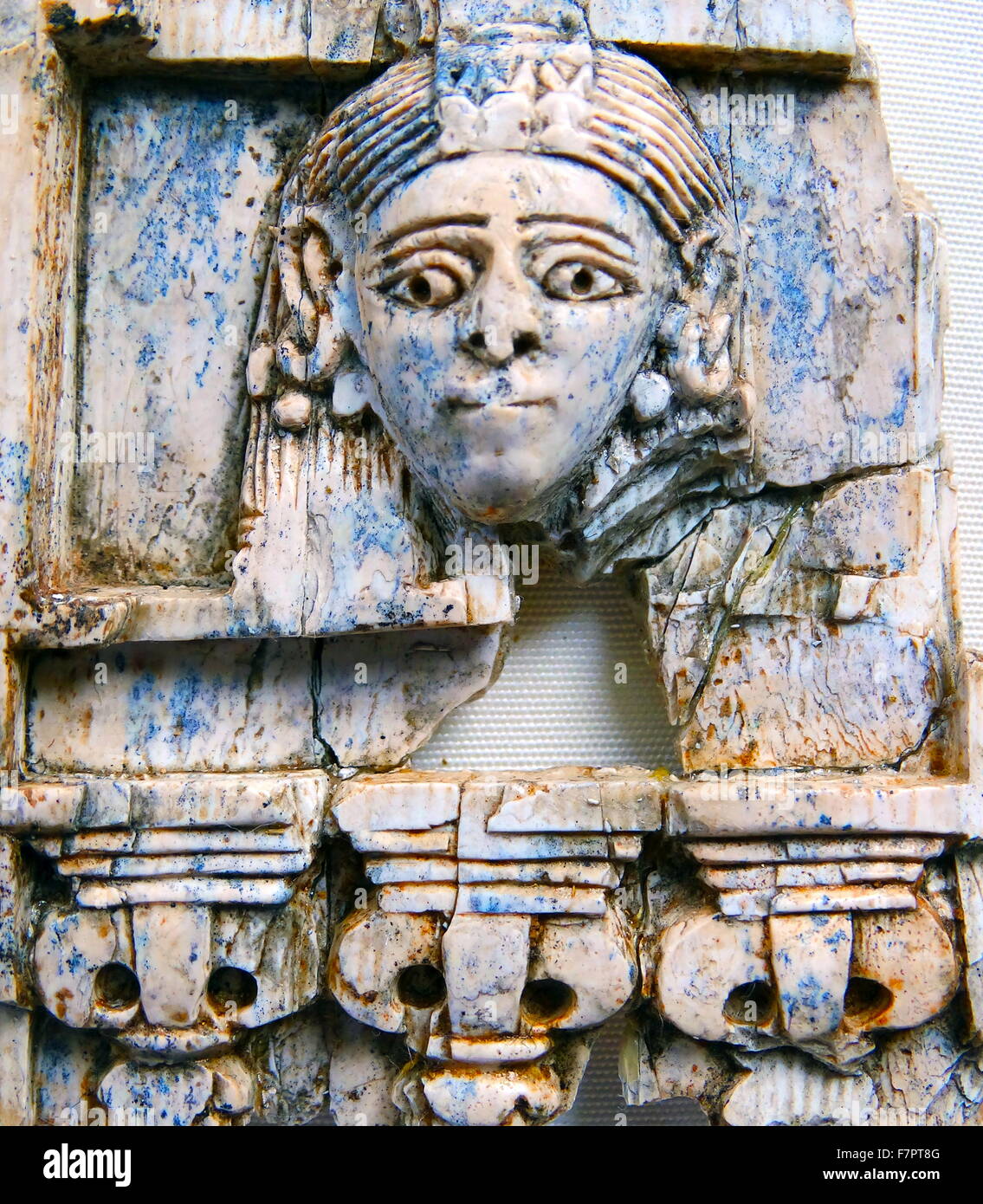 Motif représentant "La dame à la fenêtre" sur l'ivoire de Nimrud Banque D'Images