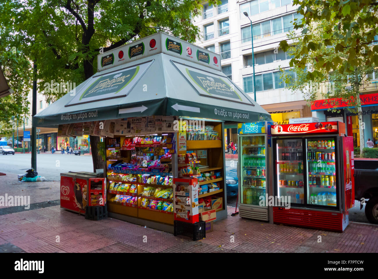 Rue typique de borne, rue Stadiou, près de la Place Syntagma, le centre d'Athènes, Grèce Banque D'Images