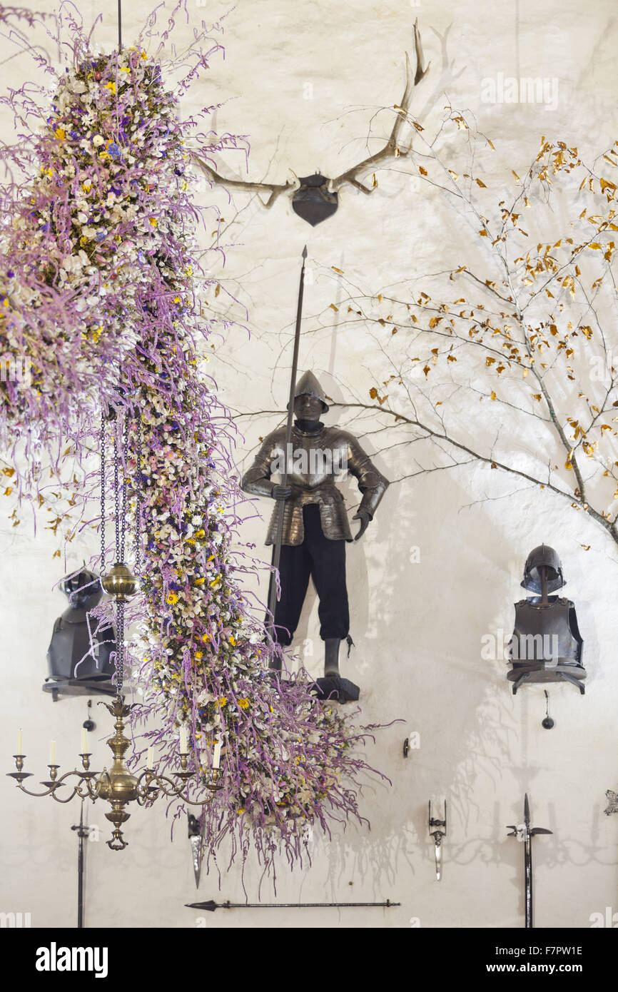 La guirlande de Noël dans le hall de l'Hôtel Laminak Tudor, Cornwall. Le garland est construit chaque année de fleurs cultivées et séchées à Cotehele - une tradition qui a débuté dans les années 1950. 2013 a été une année record, avec environ 40 000 fleurs de la gar Banque D'Images