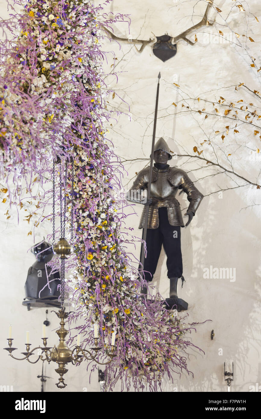 La guirlande de Noël dans le hall de l'Hôtel Laminak Tudor, Cornwall. Le garland est construit chaque année de fleurs cultivées et séchées à Cotehele - une tradition qui a débuté dans les années 1950. 2013 a été une année record, avec environ 40 000 fleurs de la gar Banque D'Images