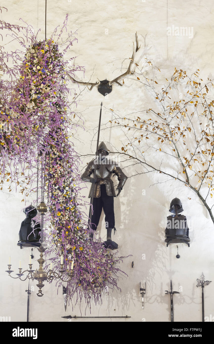 La guirlande de Noël dans le hall de l'Hôtel Laminak Tudor, Cornwall. Le garland est construit chaque année de fleurs cultivées et séchées à Cotehele - une tradition qui a débuté dans les années 1950. 2013 a été une année record, avec environ 40 000 fleurs de la gar Banque D'Images