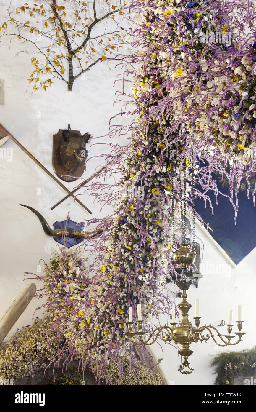 La guirlande de Noël dans le hall de l'Hôtel Laminak Tudor, Cornwall. Le garland est construit chaque année de fleurs cultivées et séchées à Cotehele - une tradition qui a débuté dans les années 1950. 2013 a été une année record, avec environ 40 000 fleurs de la gar Banque D'Images