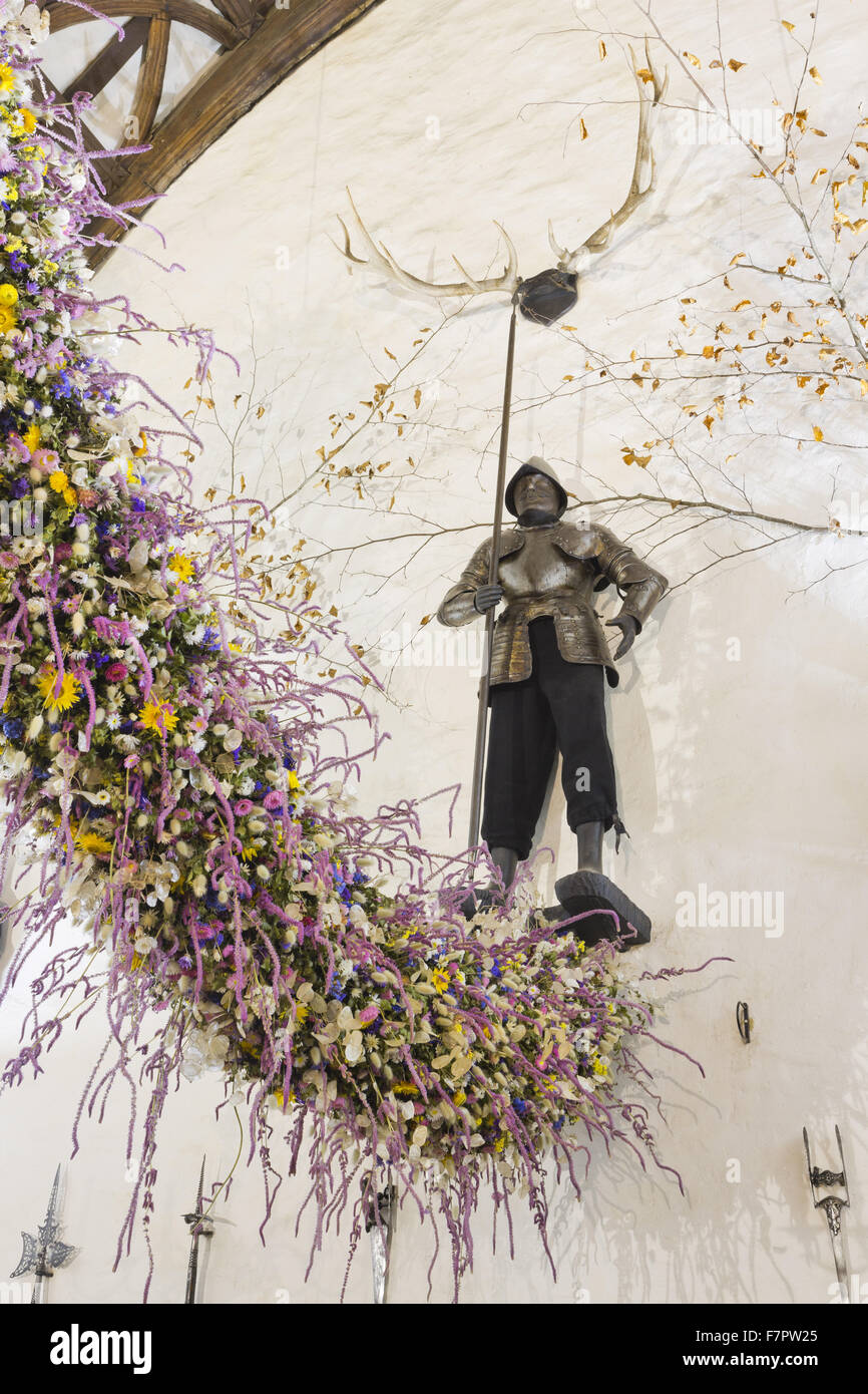La guirlande de Noël dans le hall de l'Hôtel Laminak Tudor, Cornwall. Le garland est construit chaque année de fleurs cultivées et séchées à Cotehele - une tradition qui a débuté dans les années 1950. 2013 a été une année record, avec environ 40 000 fleurs de la gar Banque D'Images