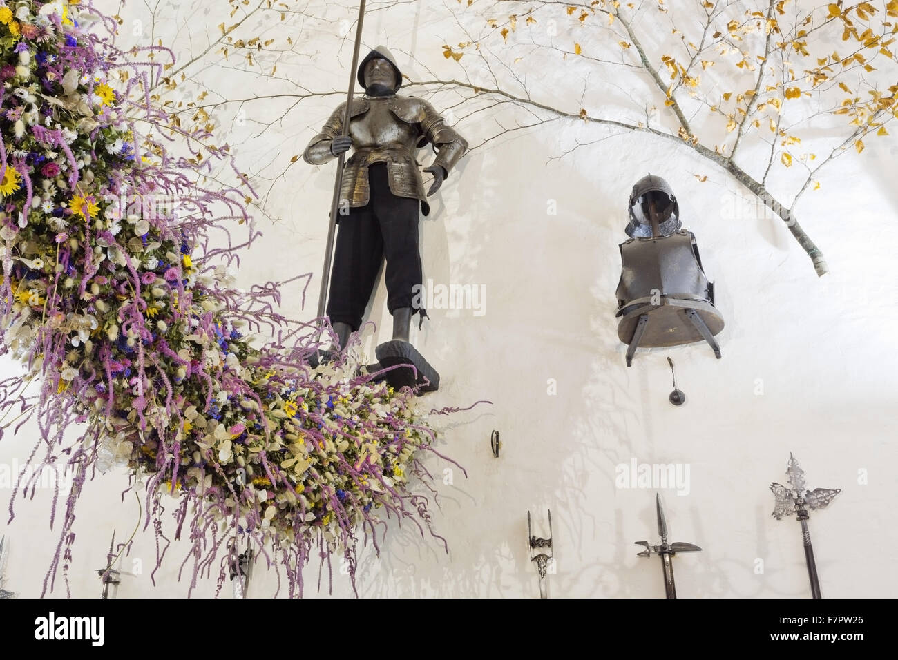 La guirlande de Noël dans le hall de l'Hôtel Laminak Tudor, Cornwall. Le garland est construit chaque année de fleurs cultivées et séchées à Cotehele - une tradition qui a débuté dans les années 1950. 2013 a été une année record, avec environ 40 000 fleurs de la gar Banque D'Images