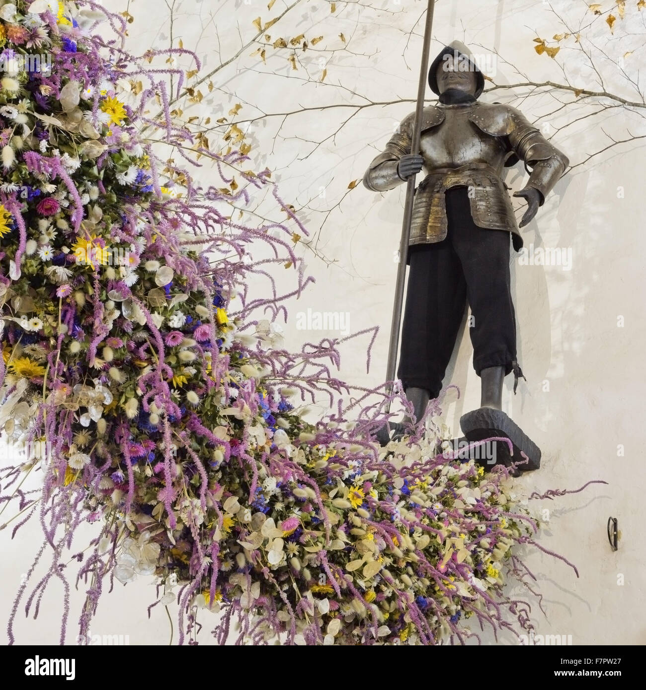 La guirlande de Noël dans le hall de l'Hôtel Laminak Tudor, Cornwall. Le garland est construit chaque année de fleurs cultivées et séchées à Cotehele - une tradition qui a débuté dans les années 1950. 2013 a été une année record, avec environ 40 000 fleurs de la gar Banque D'Images